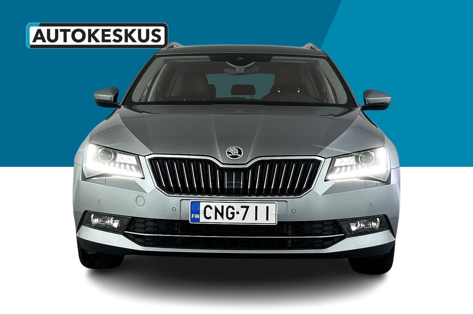 Skoda Superb iso kuva 2
