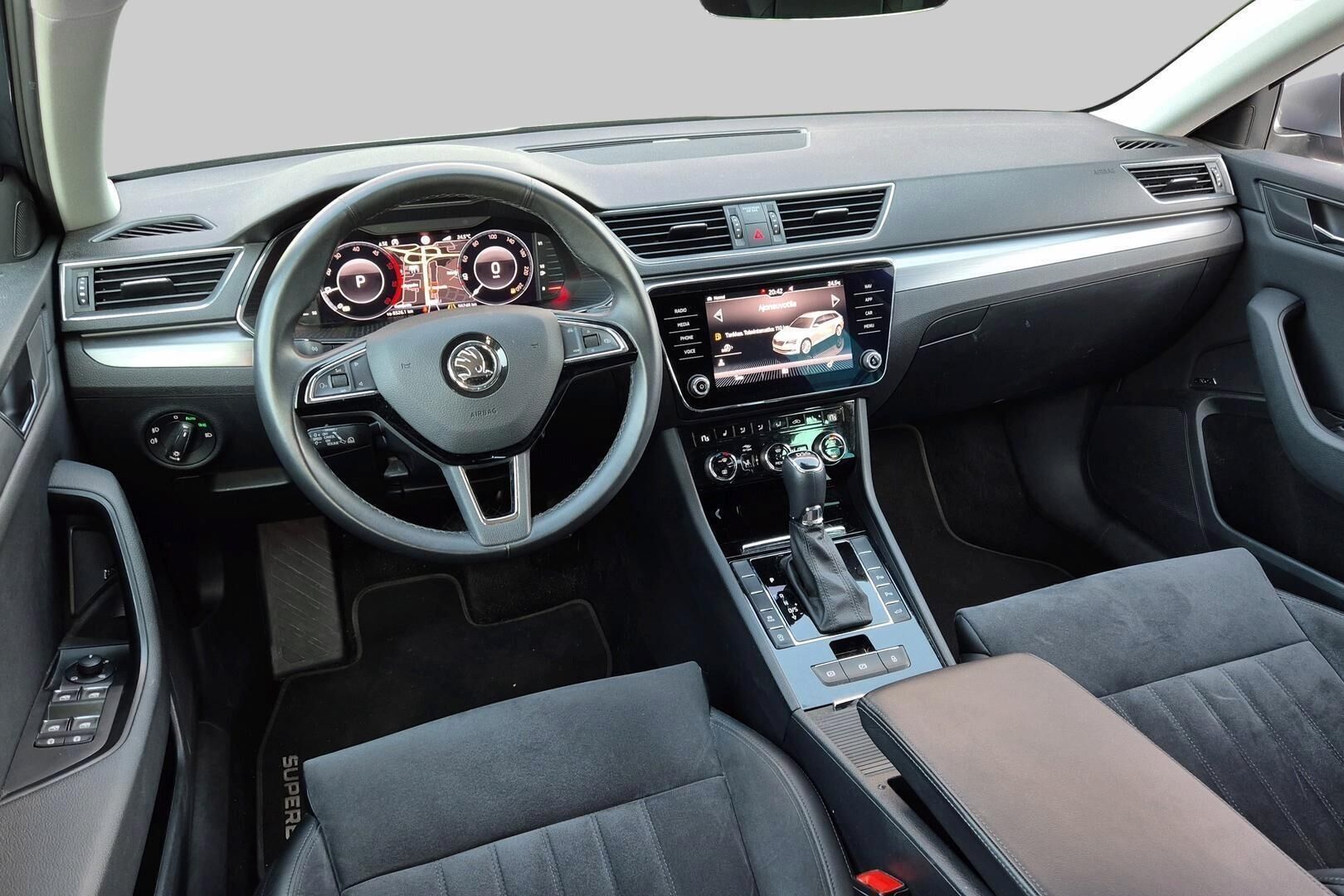 Skoda Superb iso kuva 2