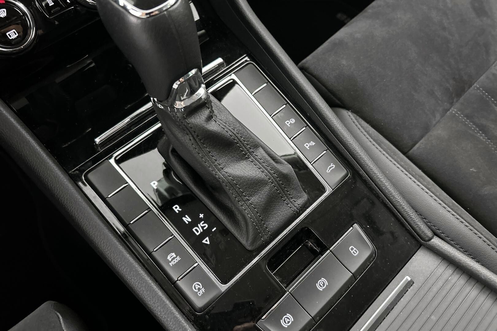 Skoda Superb iso kuva 24