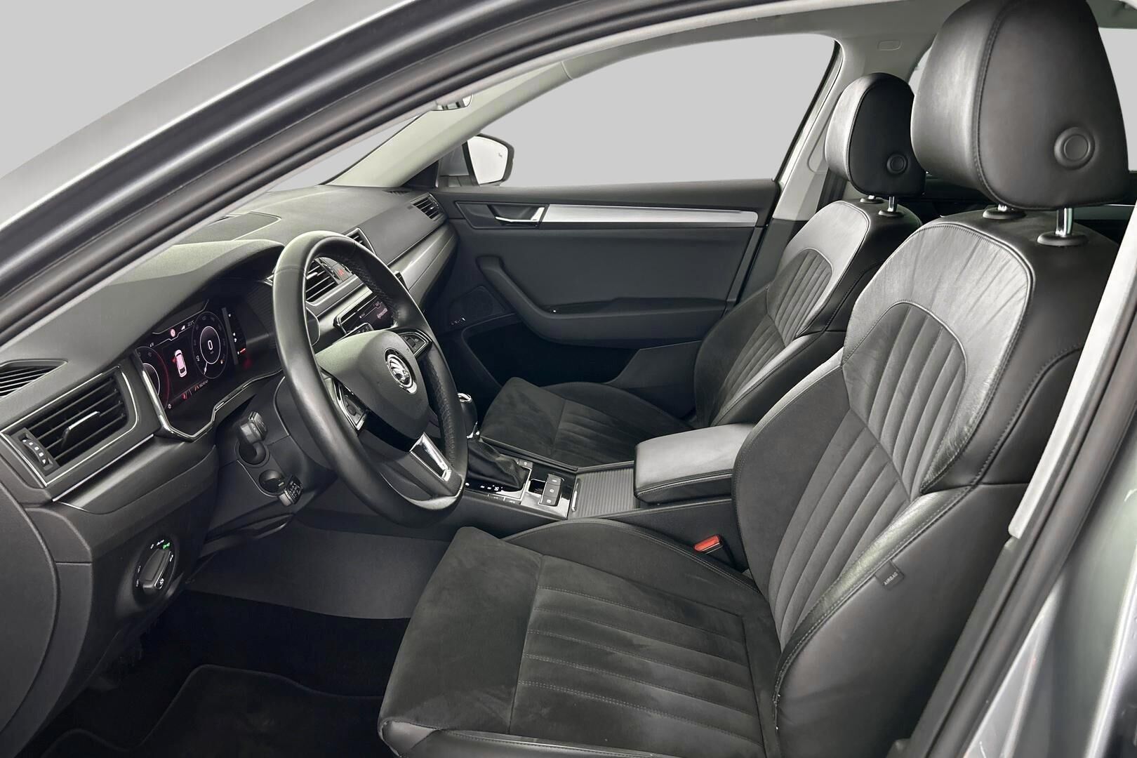 Skoda Superb iso kuva 9