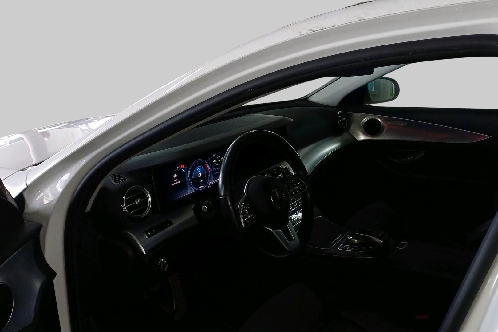 Mercedes-Benz E iso kuva 2