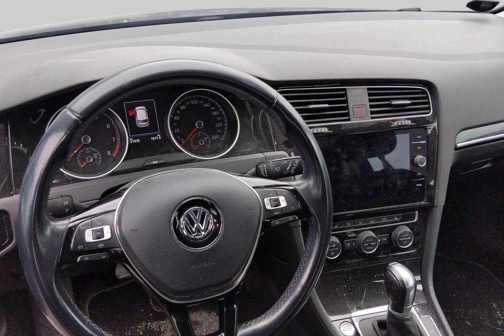 Volkswagen Golf iso kuva 2