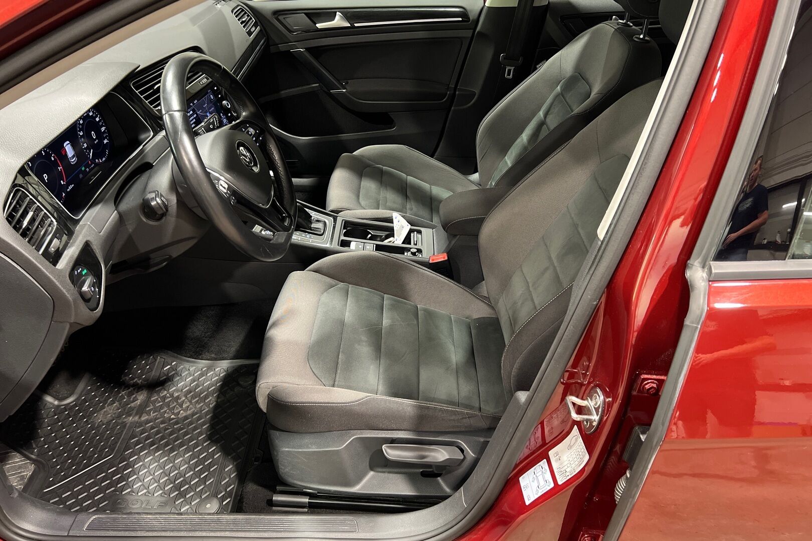 Volkswagen Golf iso kuva 10