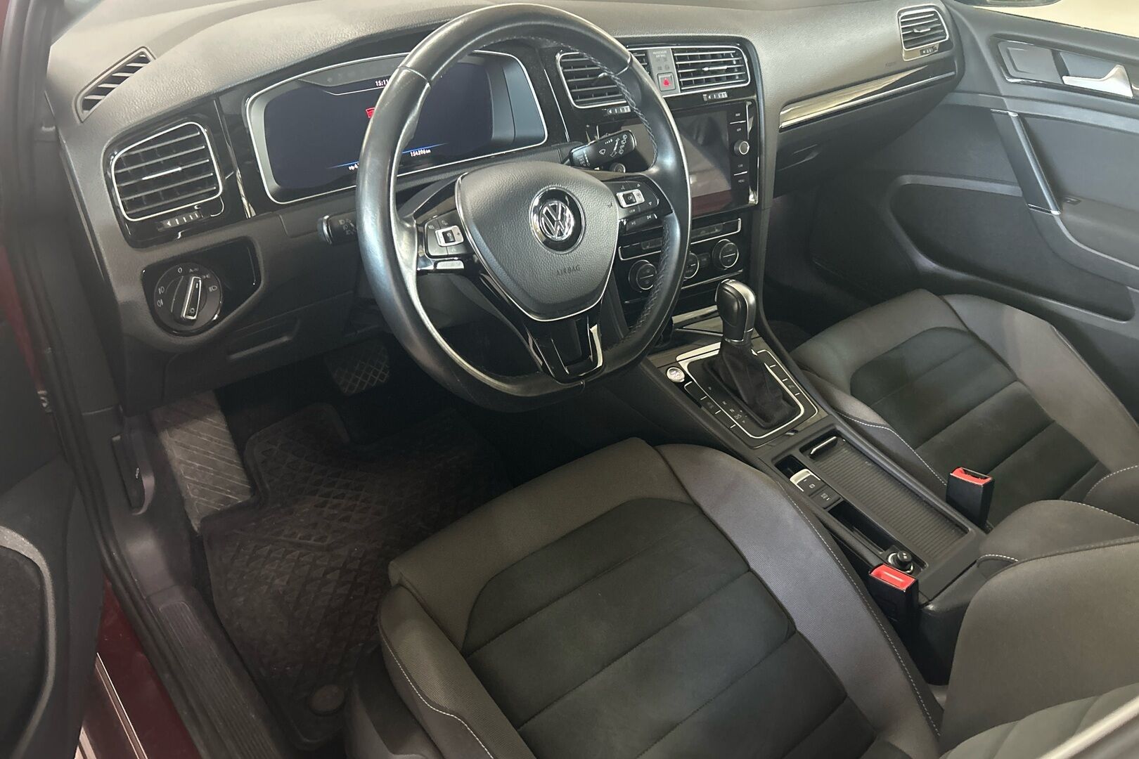 Volkswagen Golf iso kuva 2