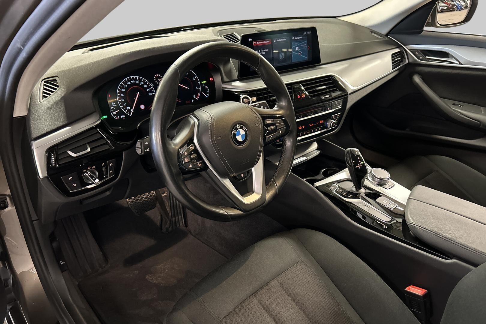 BMW 5-SARJA iso kuva 9