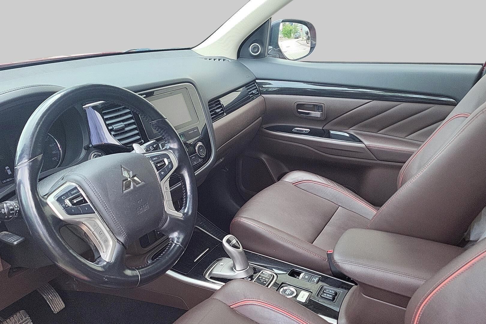 Mitsubishi Outlander PHEV iso kuva 1