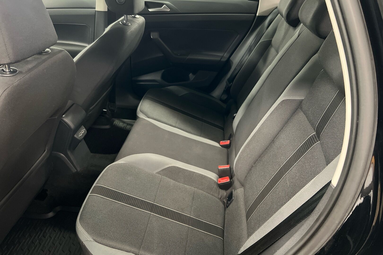 Volkswagen Polo iso kuva 9