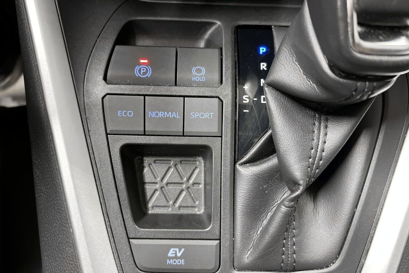 Toyota RAV4 iso kuva 15