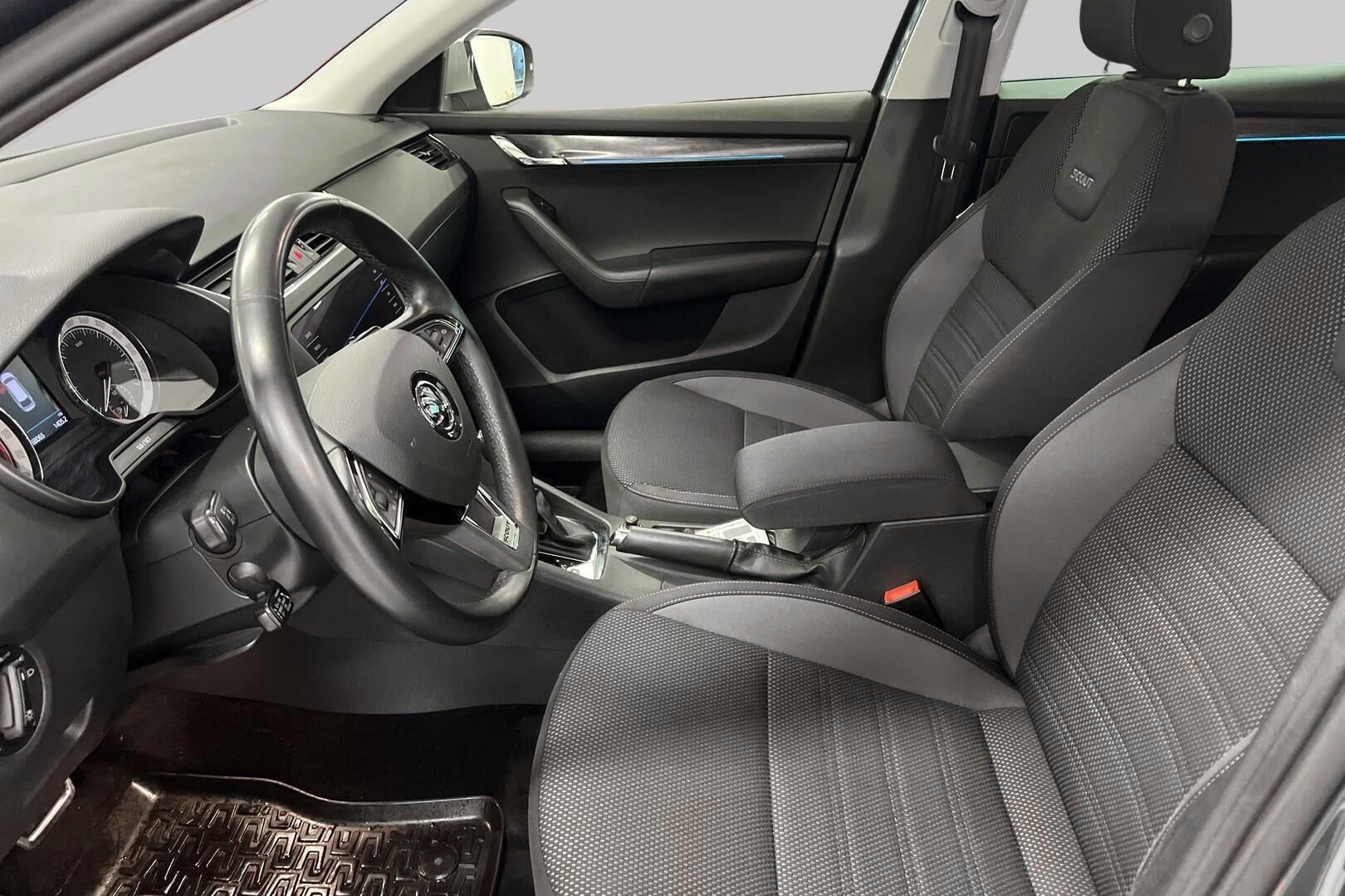 Skoda Octavia iso kuva 8