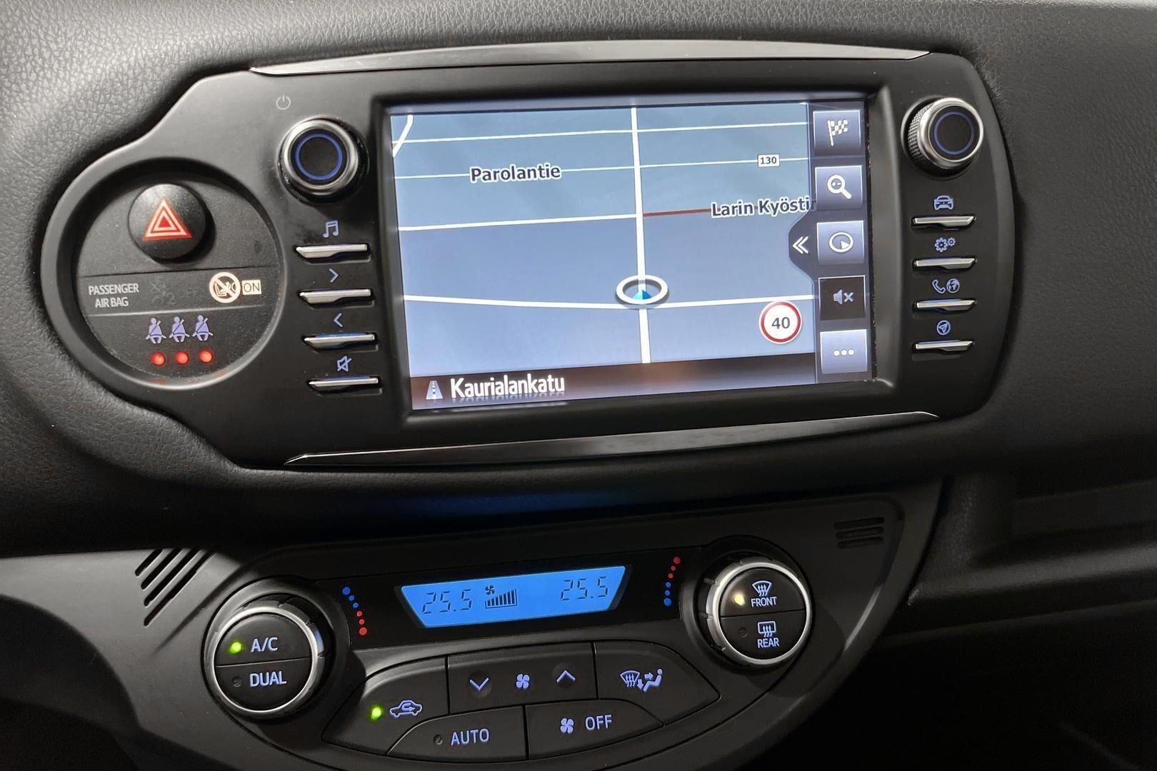 Toyota Yaris iso kuva 16