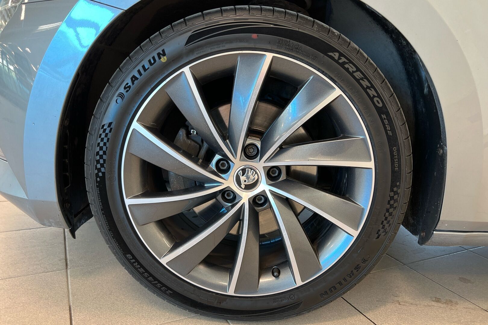 Skoda Superb iso kuva 10