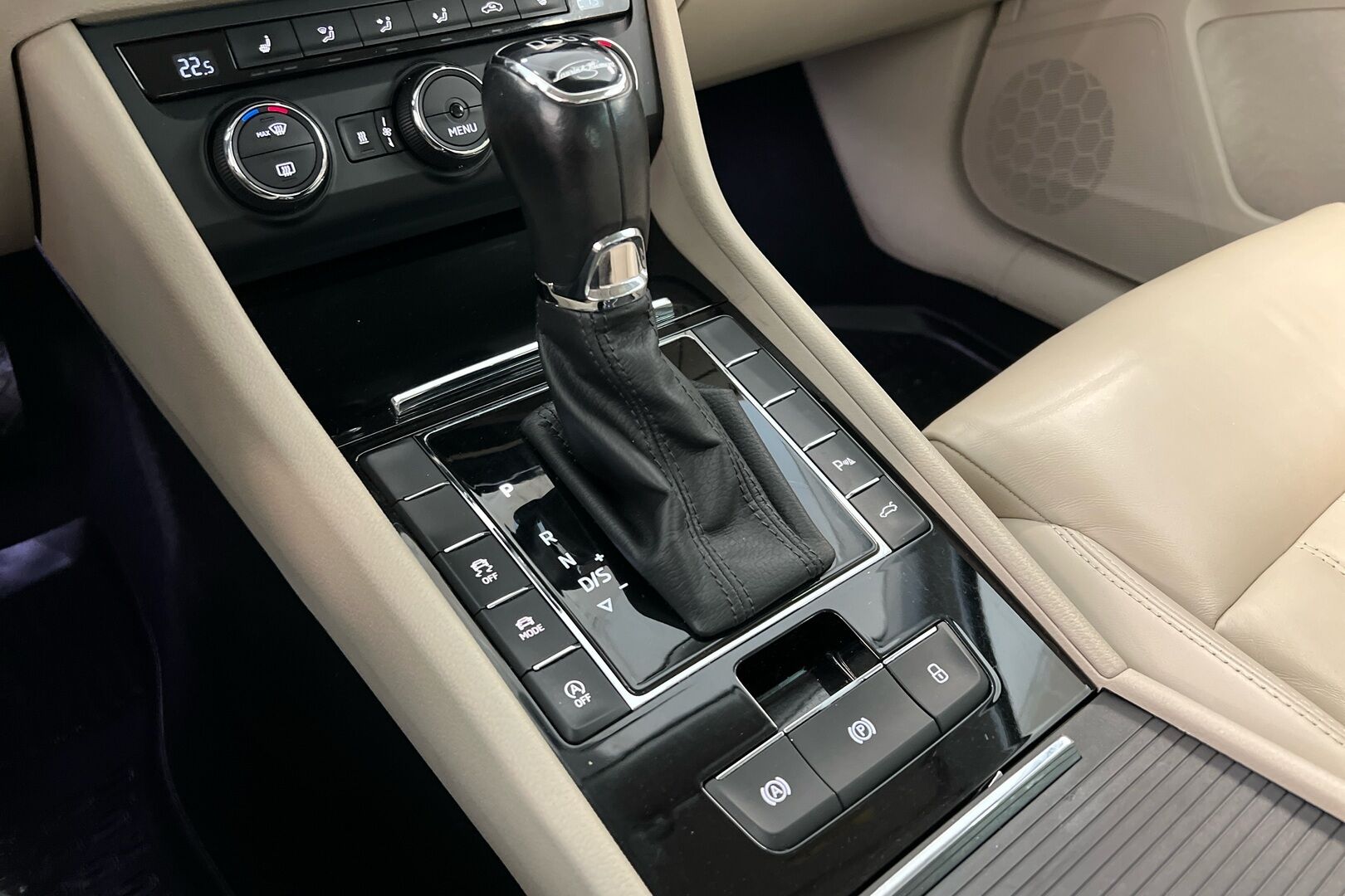 Skoda Superb iso kuva 14