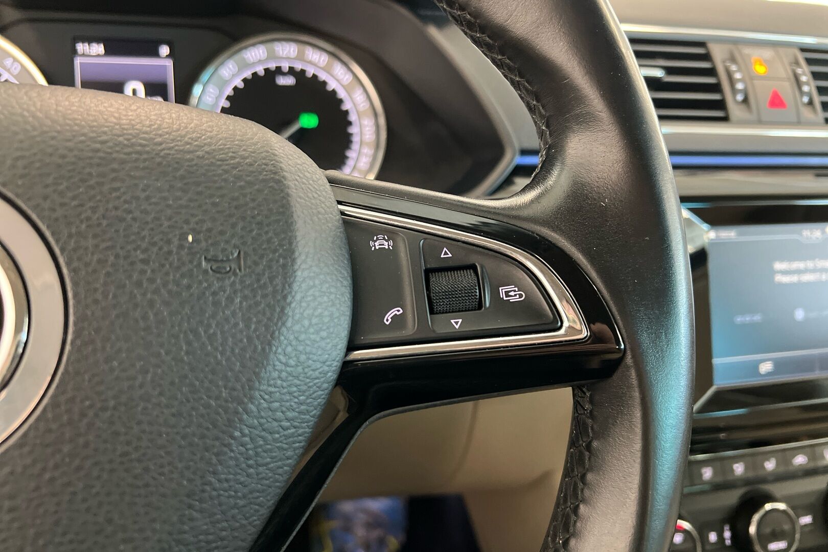 Skoda Superb iso kuva 23