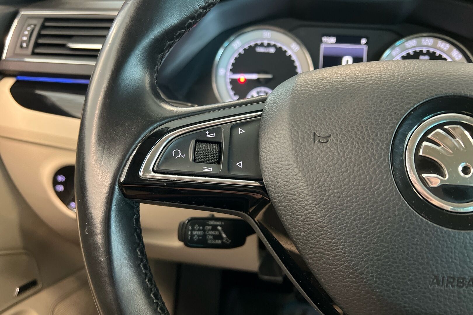 Skoda Superb iso kuva 15