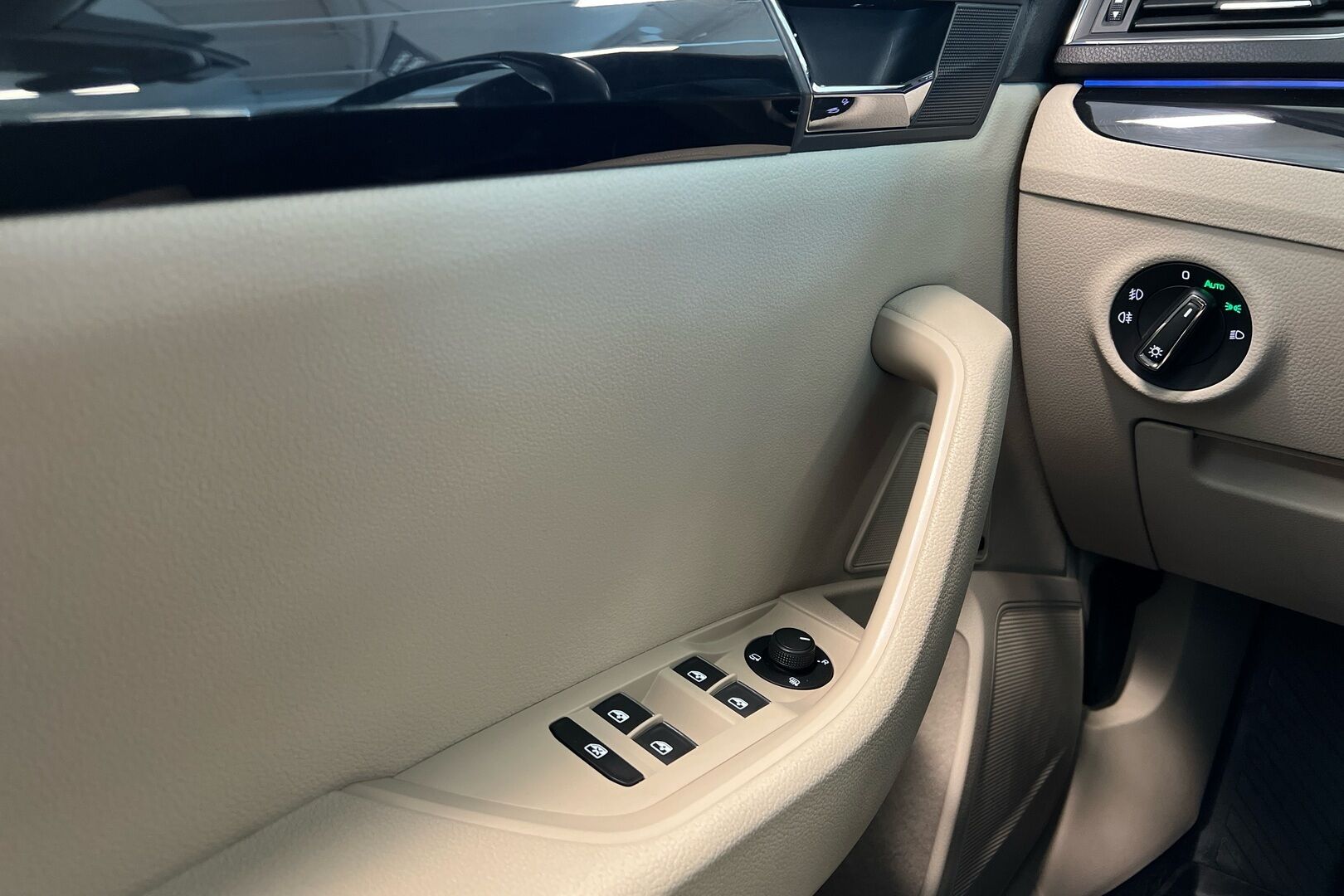 Skoda Superb iso kuva 16