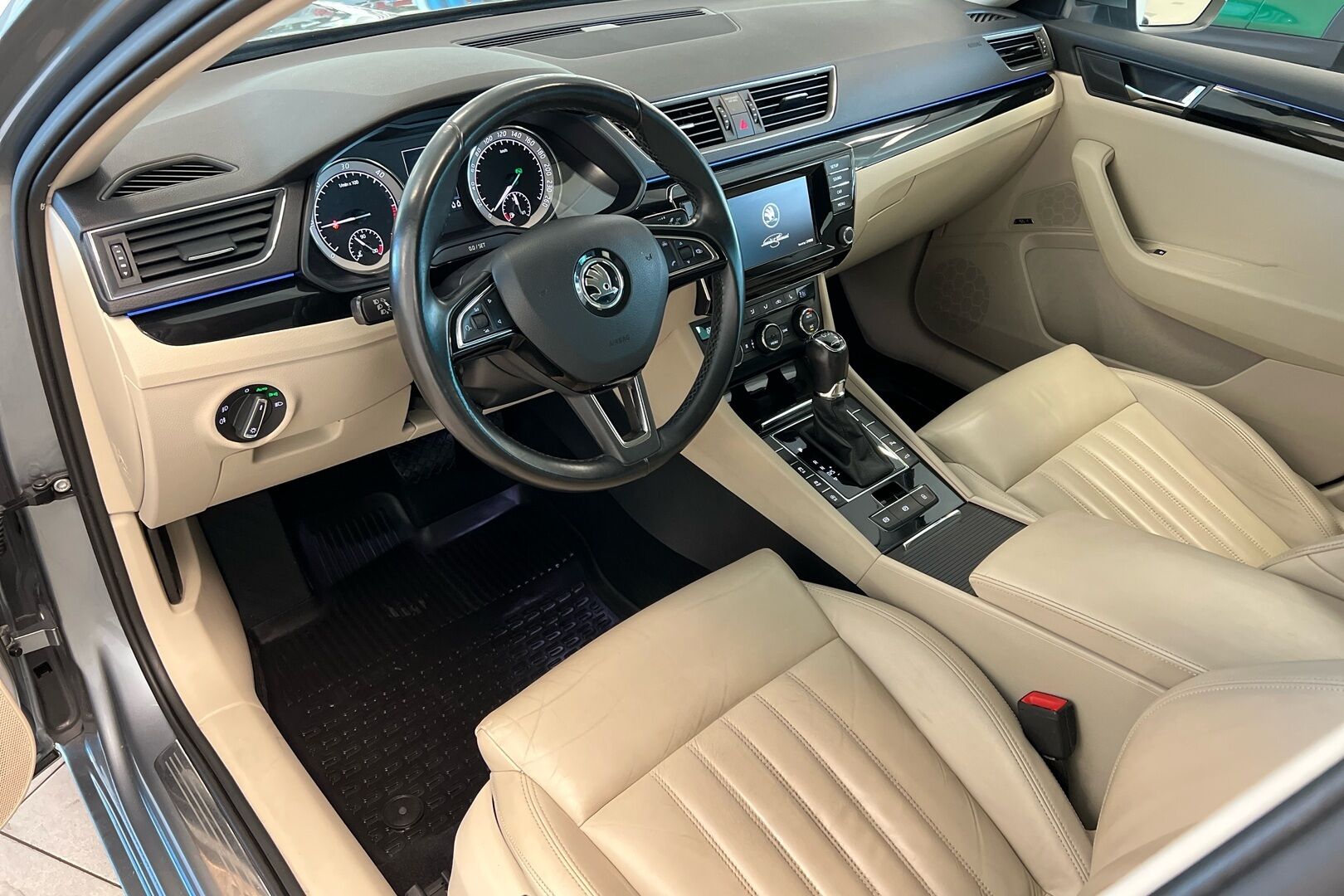 Skoda Superb iso kuva 6