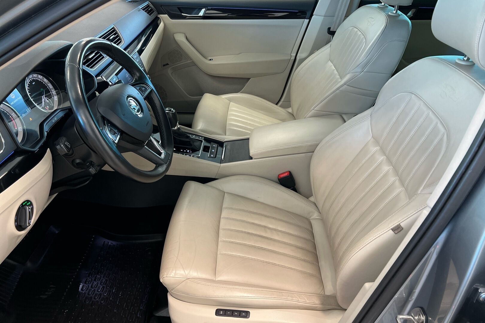 Skoda Superb iso kuva 7