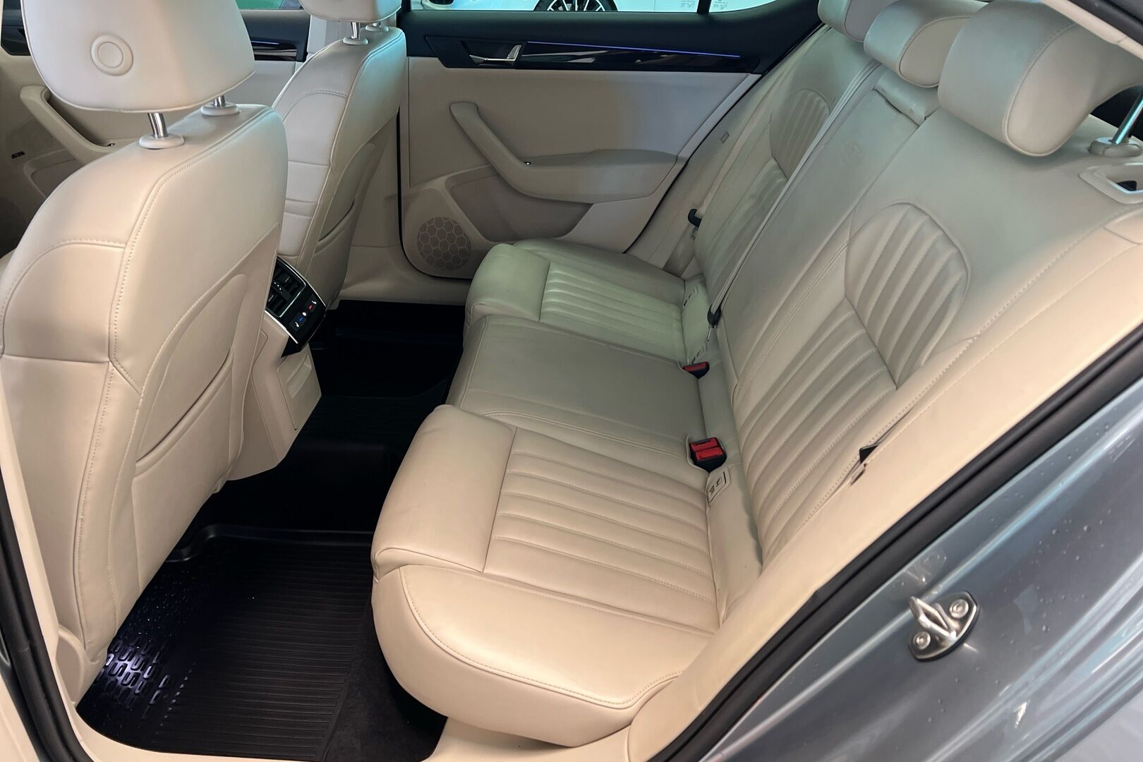 Skoda Superb iso kuva 8