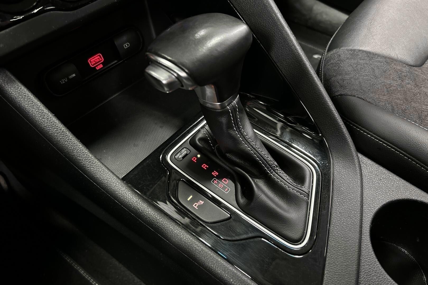 Kia Niro iso kuva 30