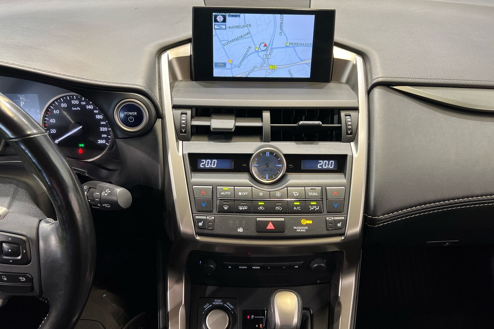 Lexus NX iso kuva 9