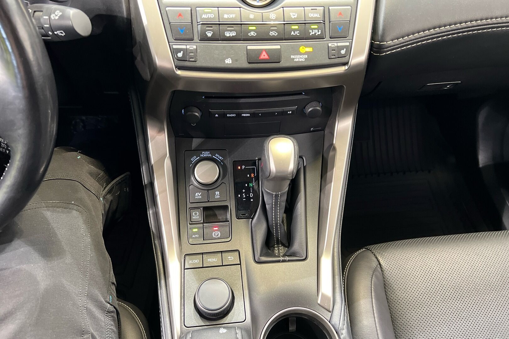 Lexus NX iso kuva 49