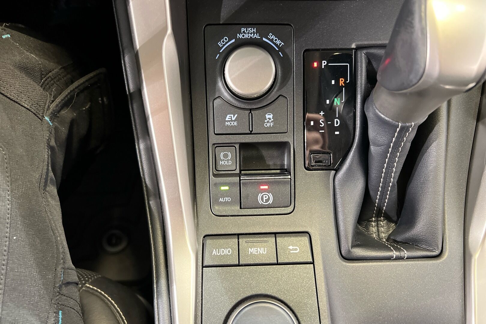 Lexus NX iso kuva 27