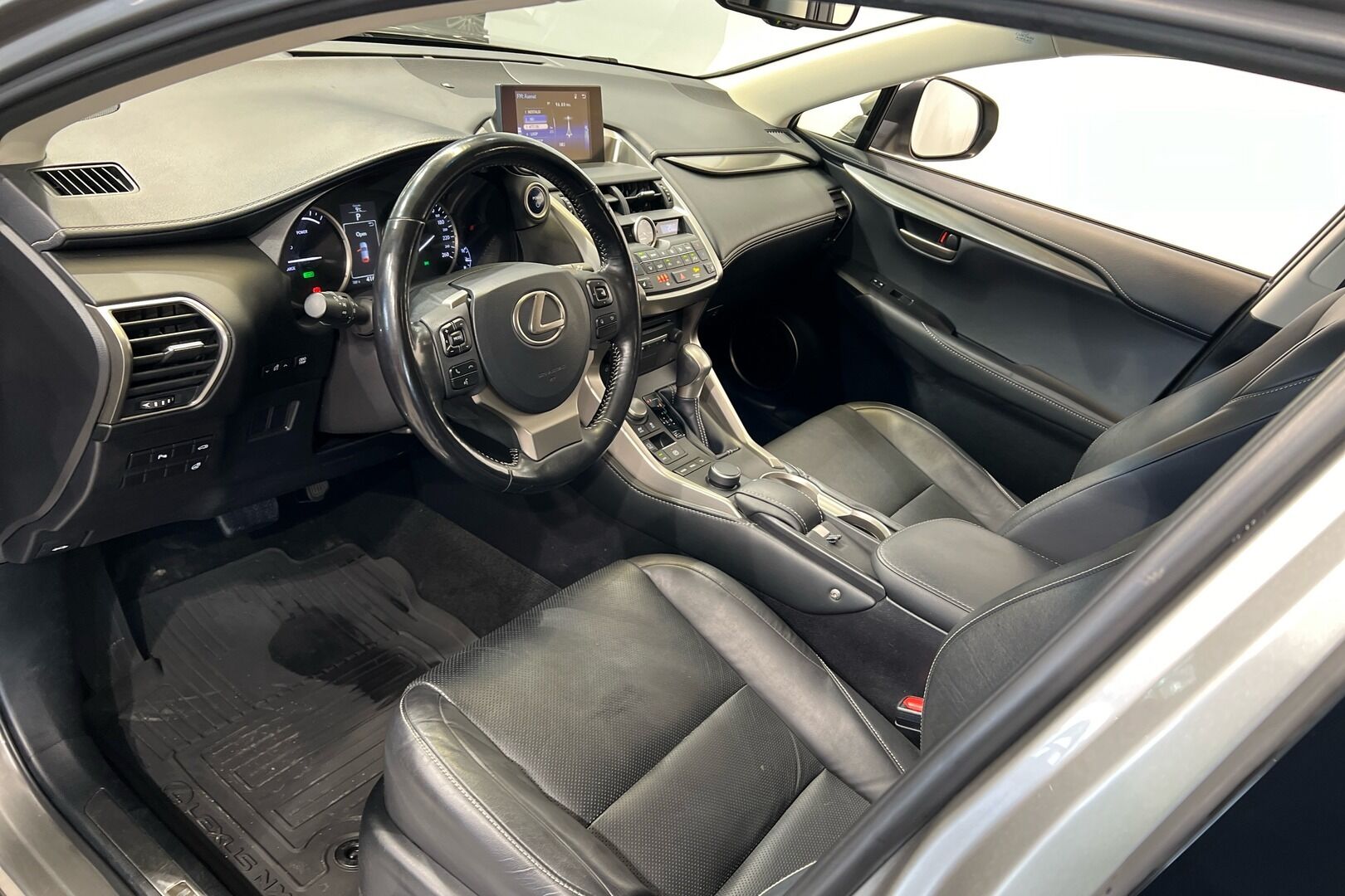 Lexus NX iso kuva 4