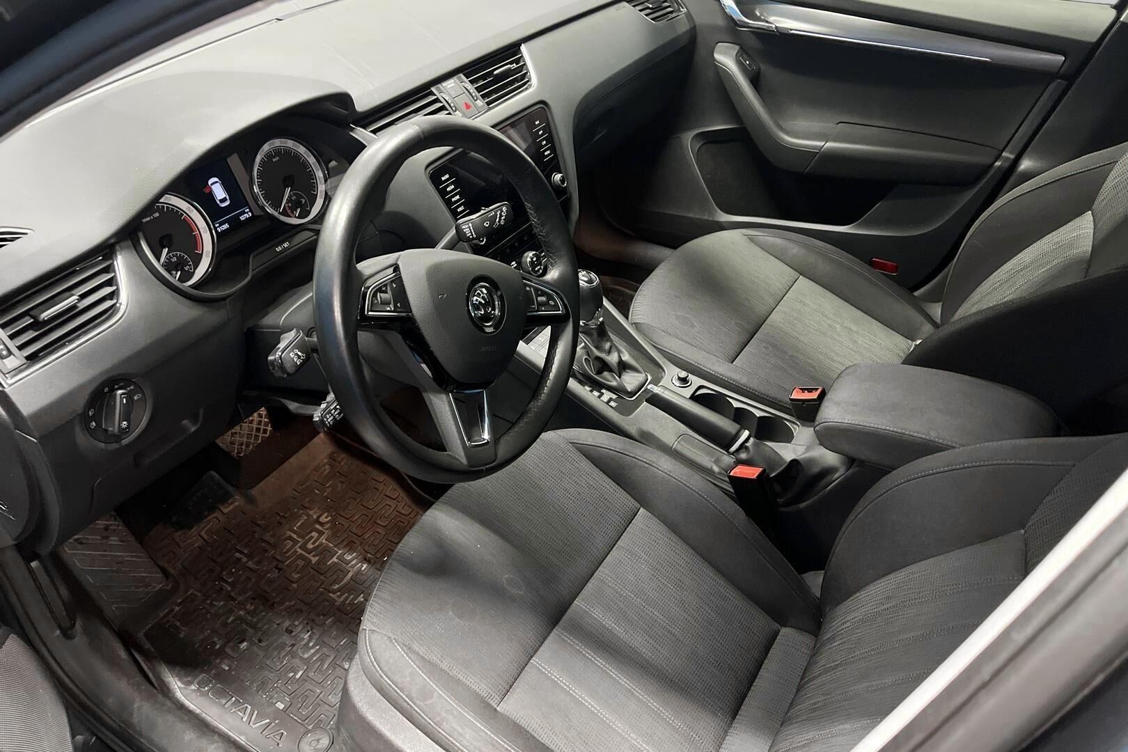 Skoda Octavia iso kuva 2