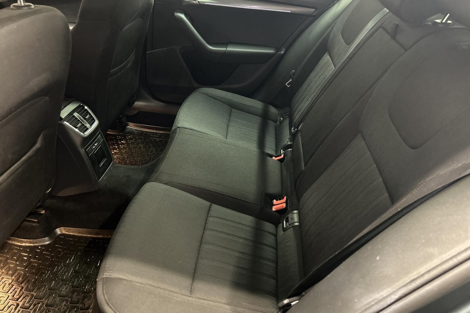 Skoda Octavia iso kuva 10