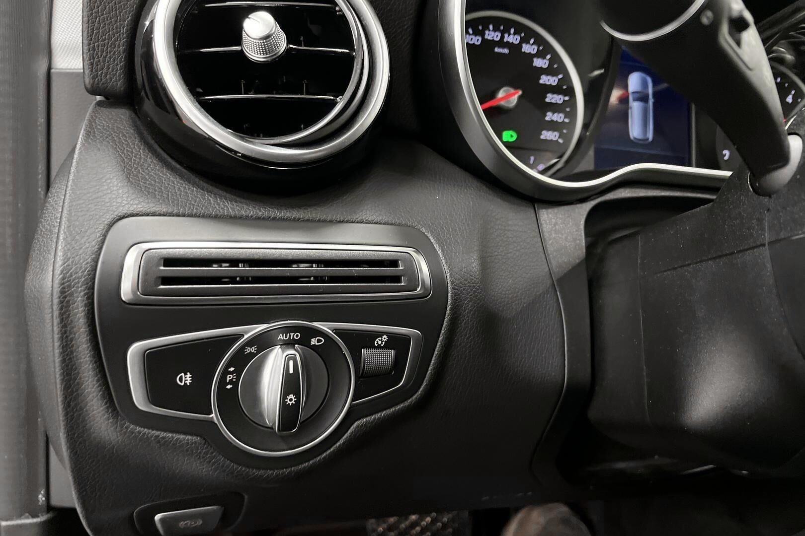 Mercedes-Benz C iso kuva 16