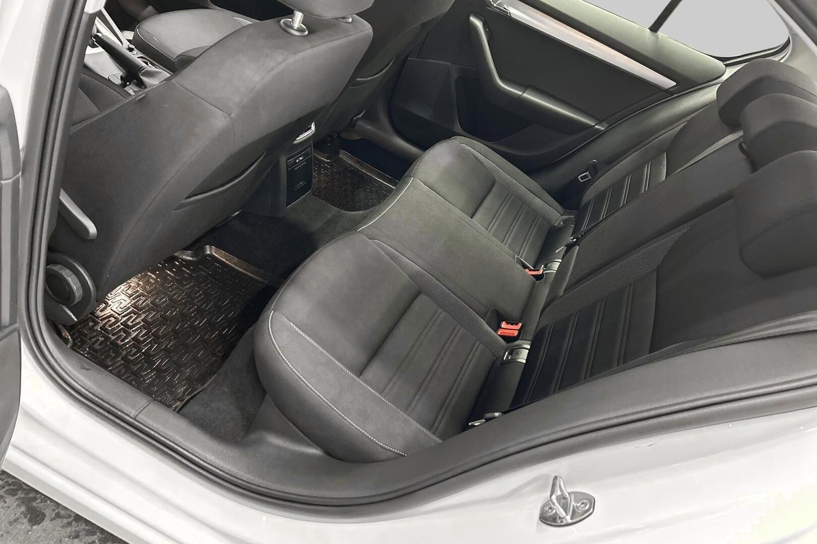 Skoda Octavia iso kuva 9