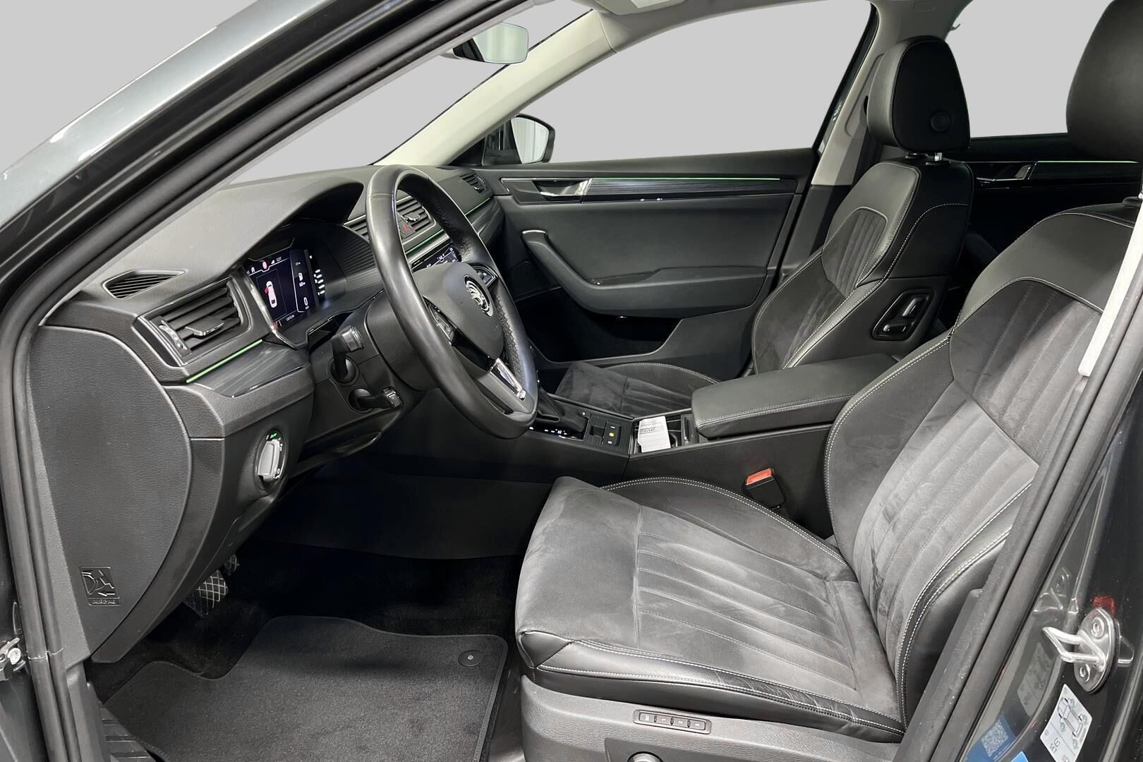 Skoda Superb iso kuva 10