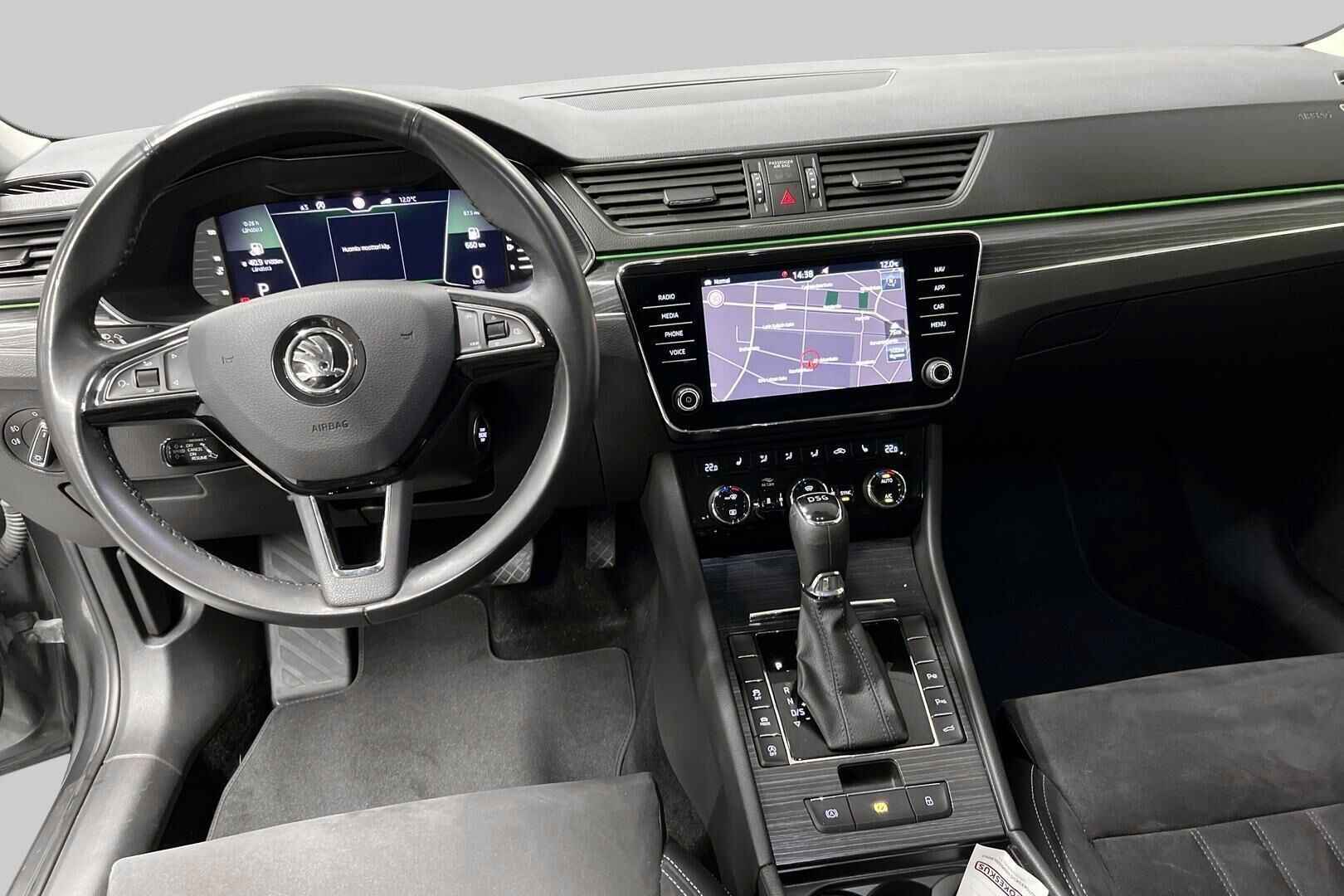 Skoda Superb iso kuva 12