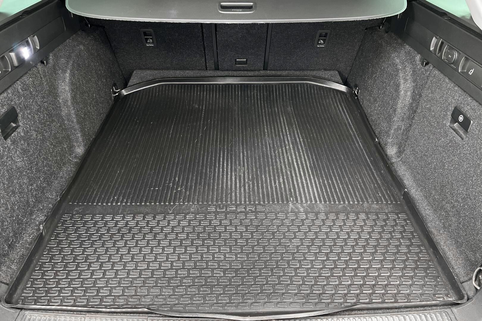 Skoda Superb iso kuva 13