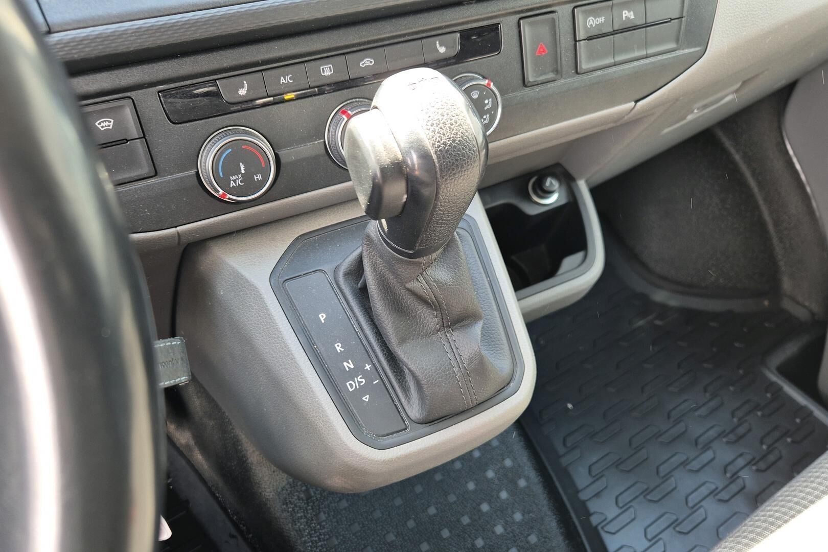 Volkswagen Transporter iso kuva 15