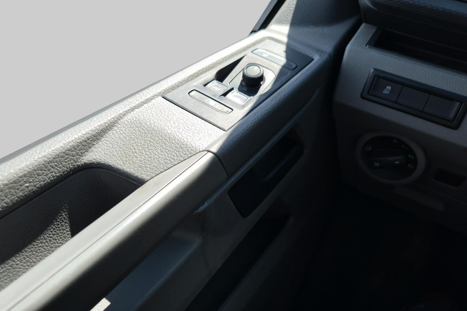 Volkswagen Transporter iso kuva 18