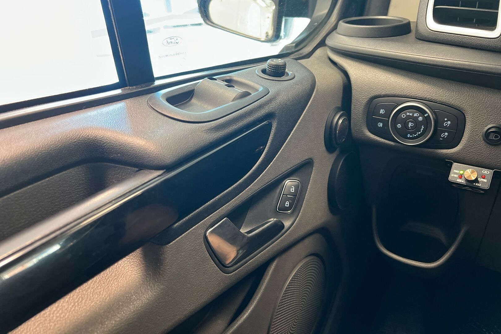 Ford Transit Custom iso kuva 17
