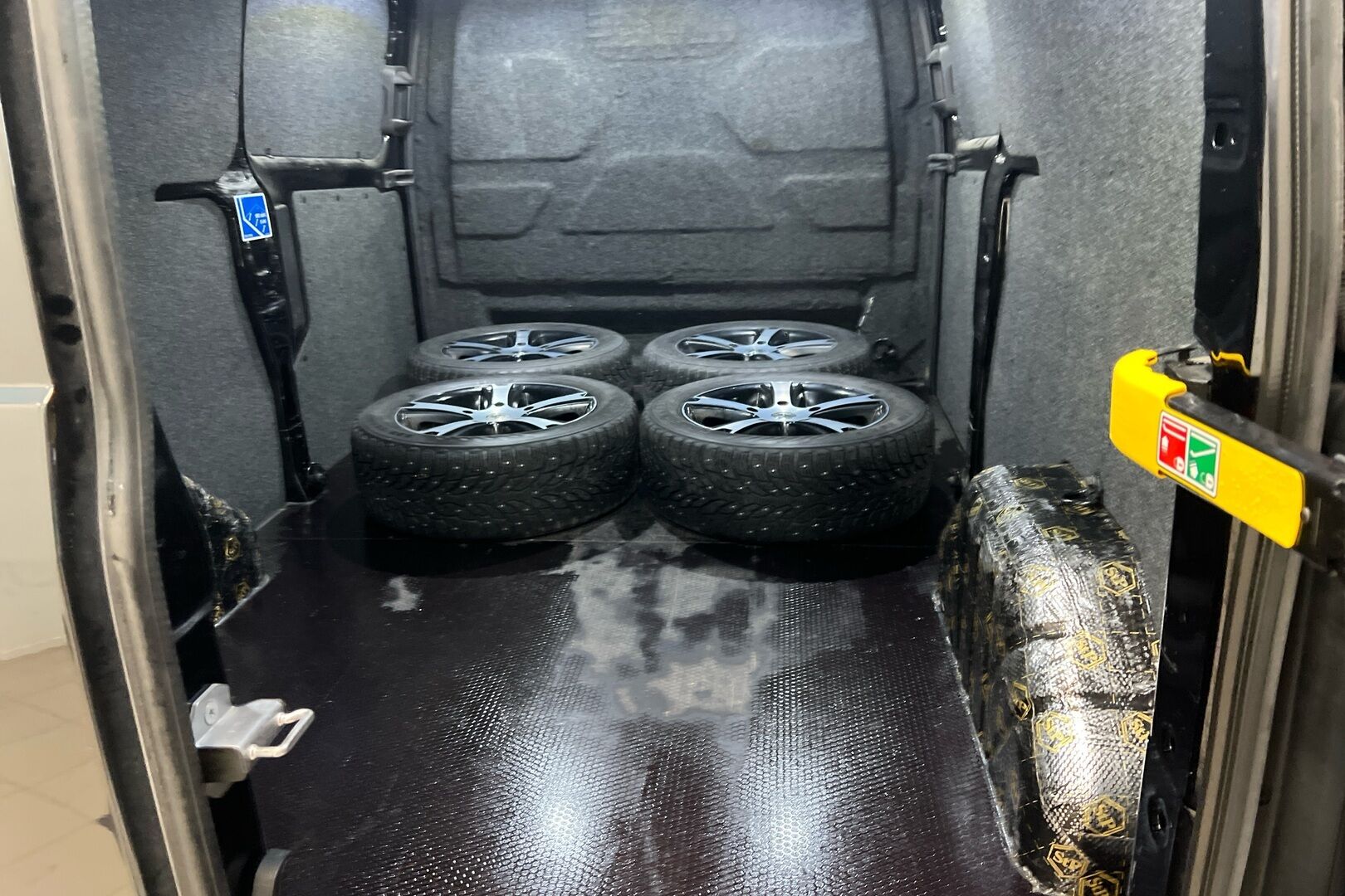 Ford Transit Custom iso kuva 9