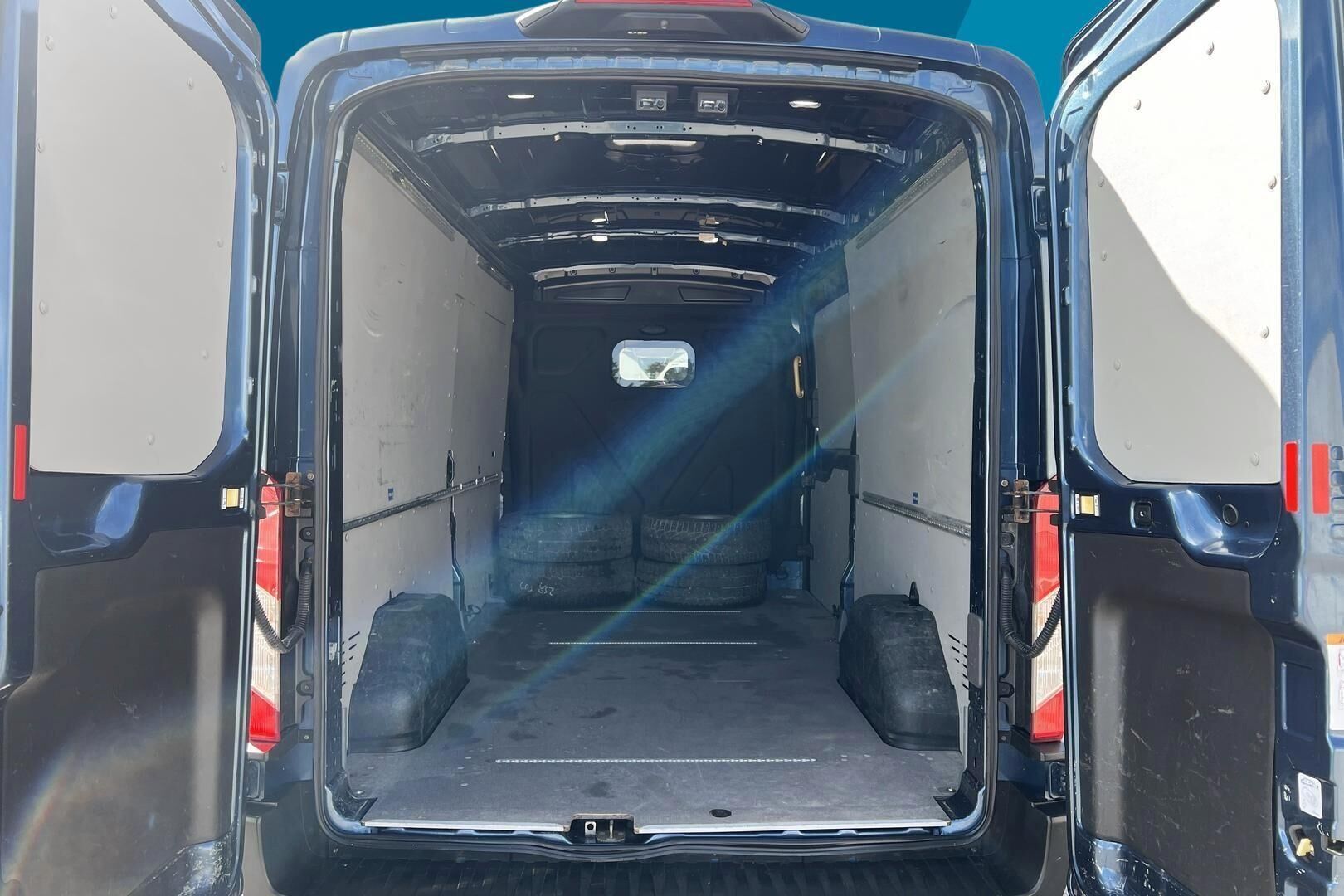 Ford Transit iso kuva 9