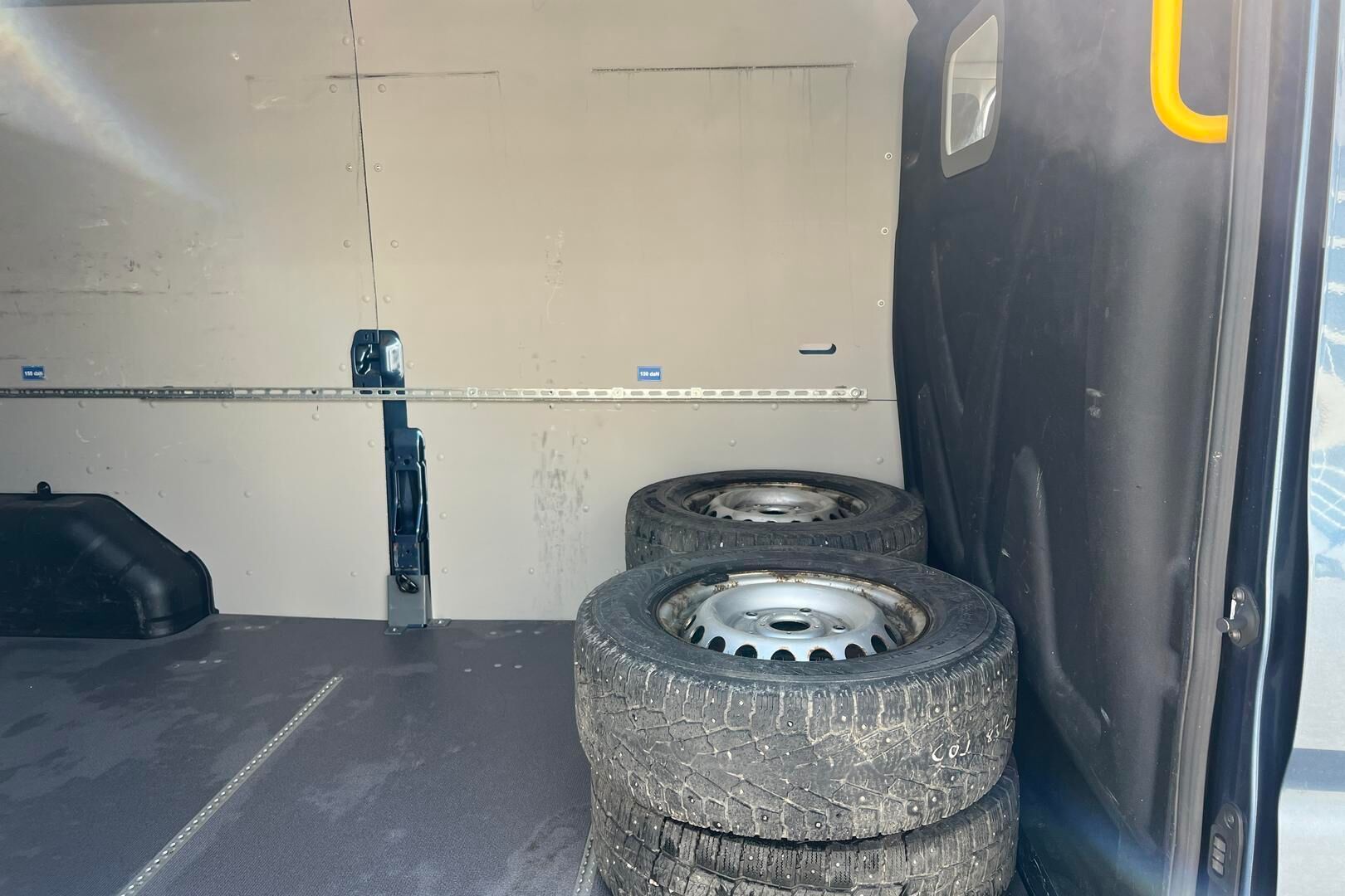 Ford Transit iso kuva 7