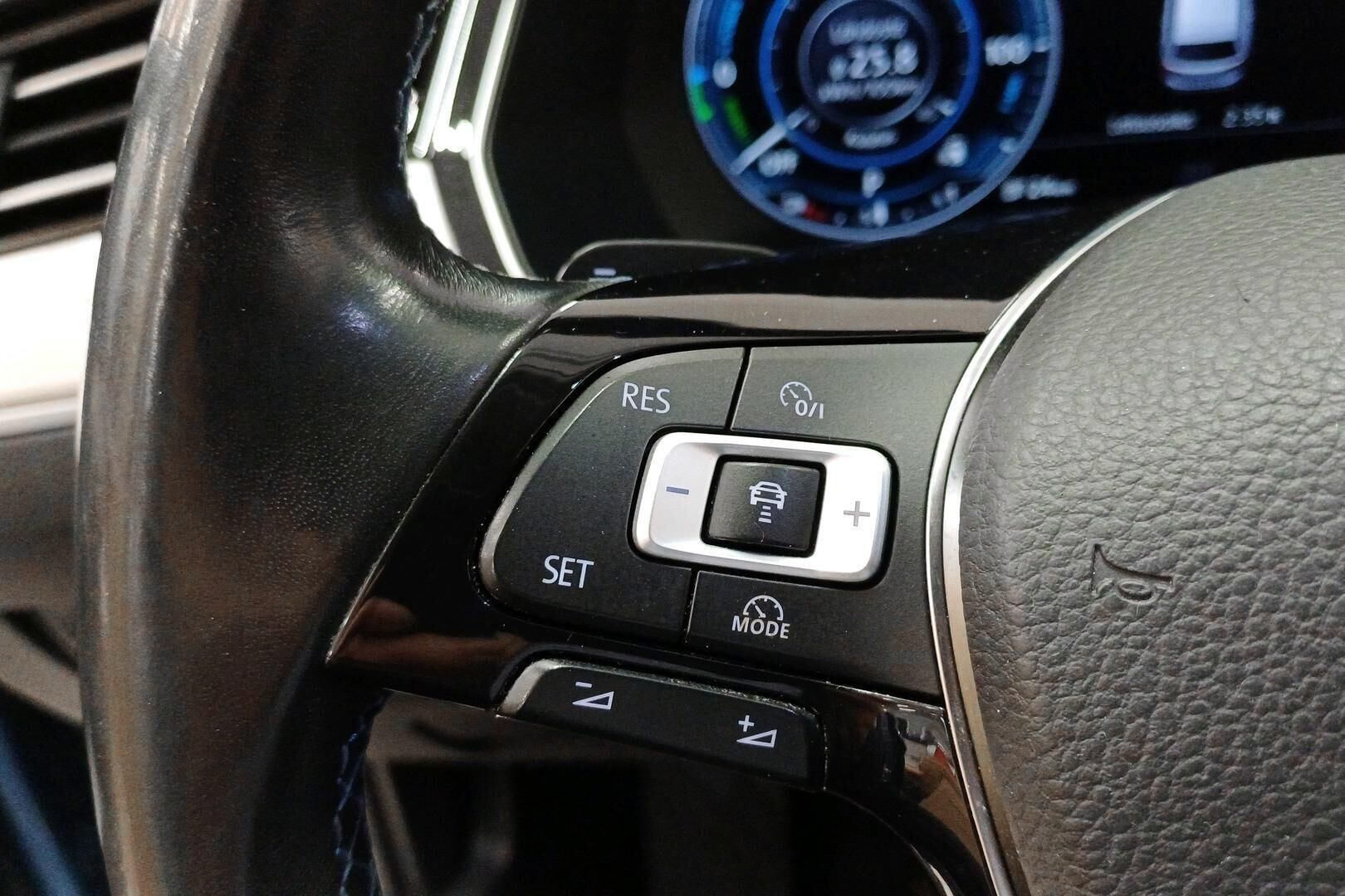 Volkswagen Passat iso kuva 17