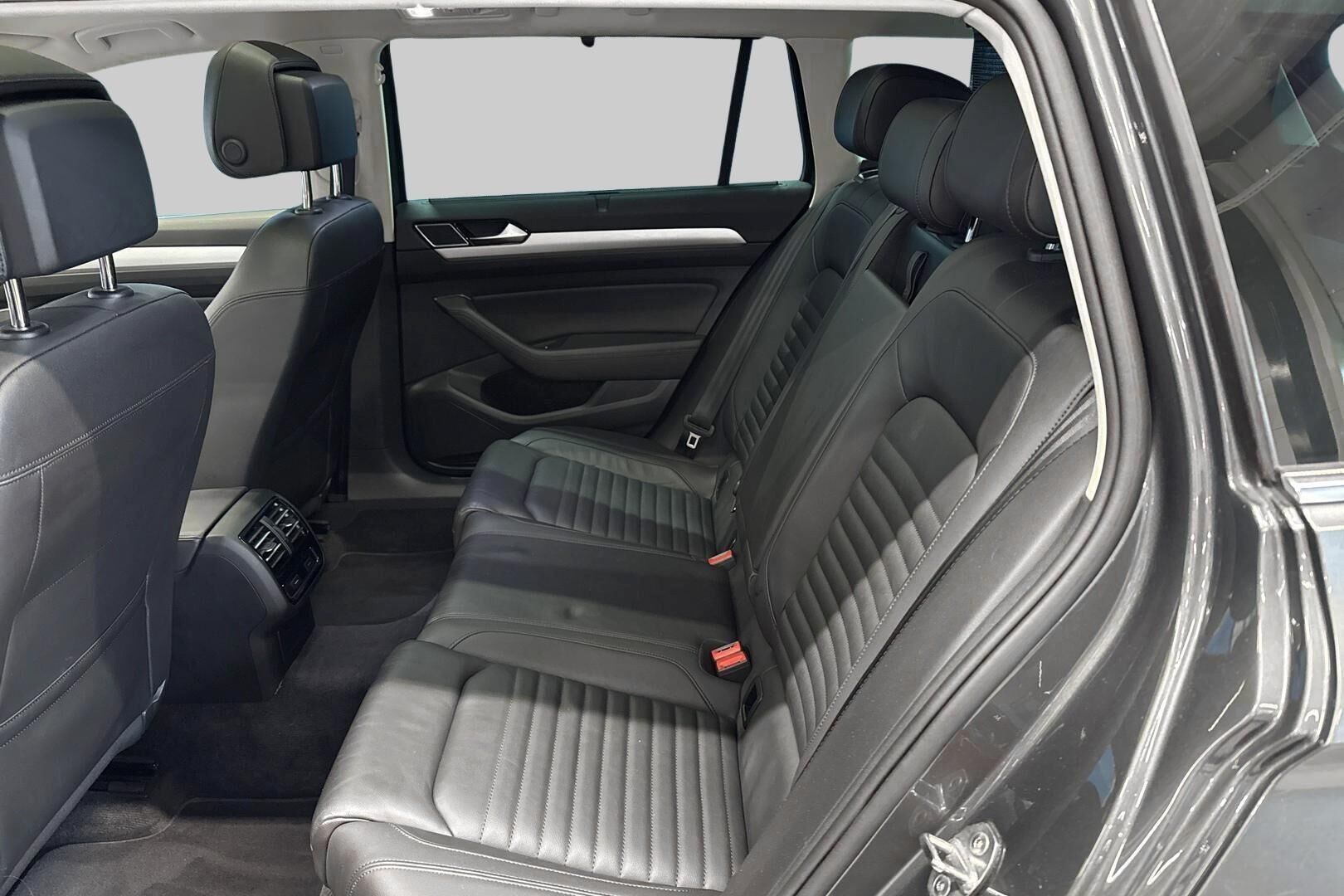 Volkswagen Passat iso kuva 10