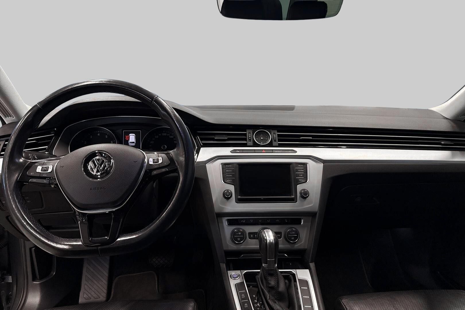 Volkswagen Passat iso kuva 11