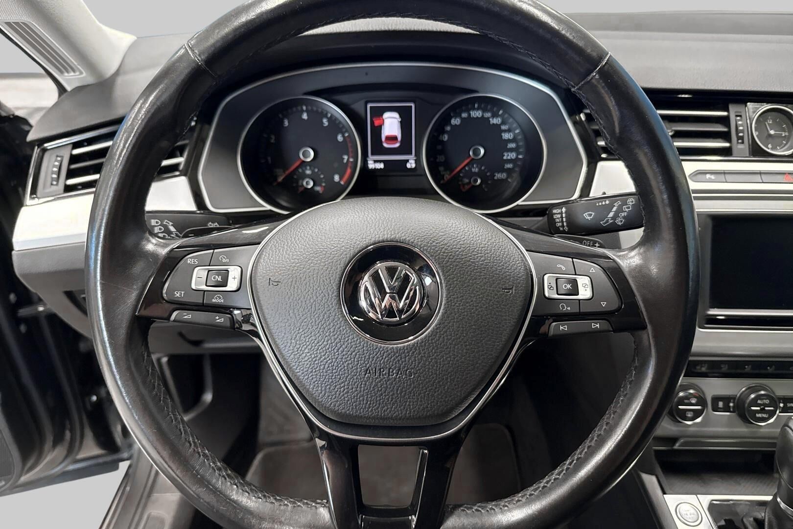 Volkswagen Passat iso kuva 16