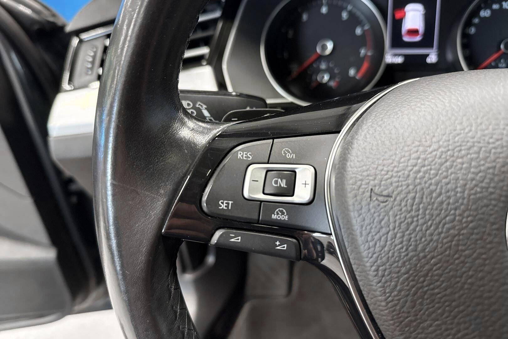 Volkswagen Passat iso kuva 17