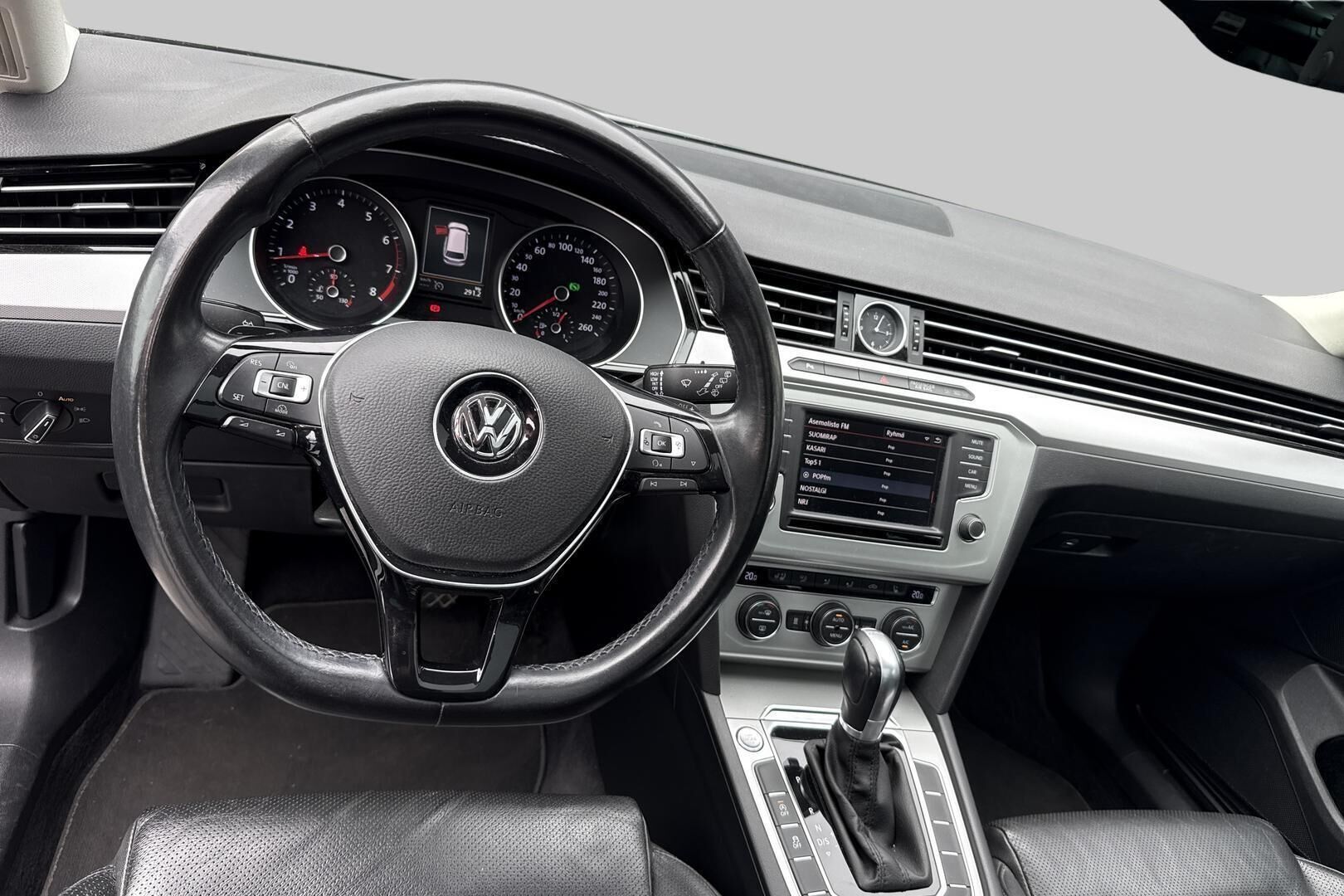 Volkswagen Passat iso kuva 2
