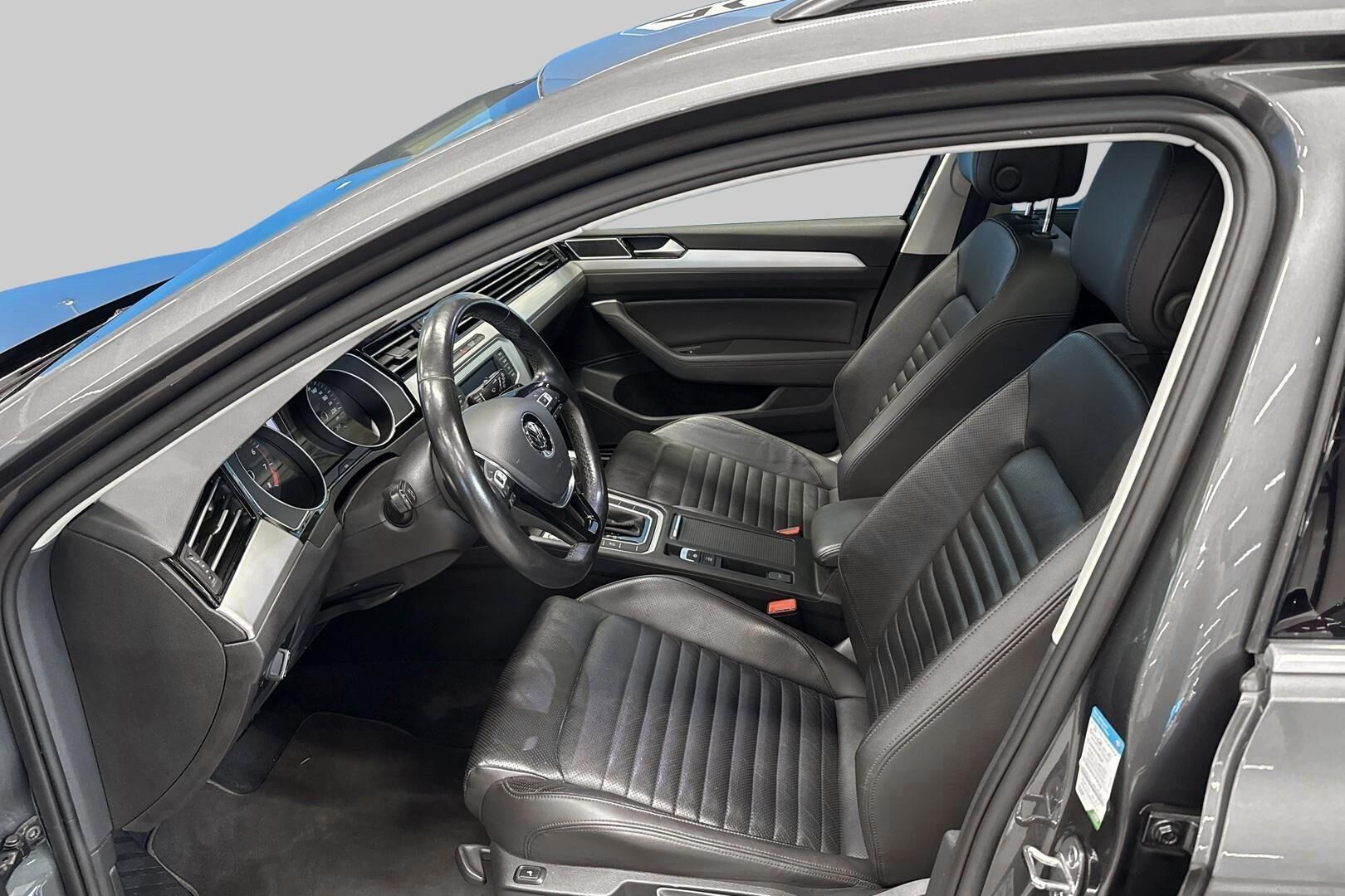 Volkswagen Passat iso kuva 9