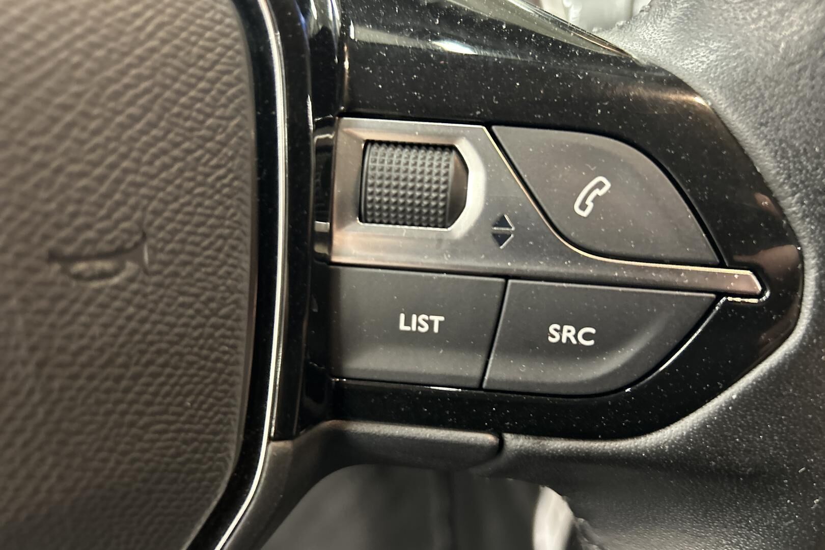 Peugeot 2008 iso kuva 16
