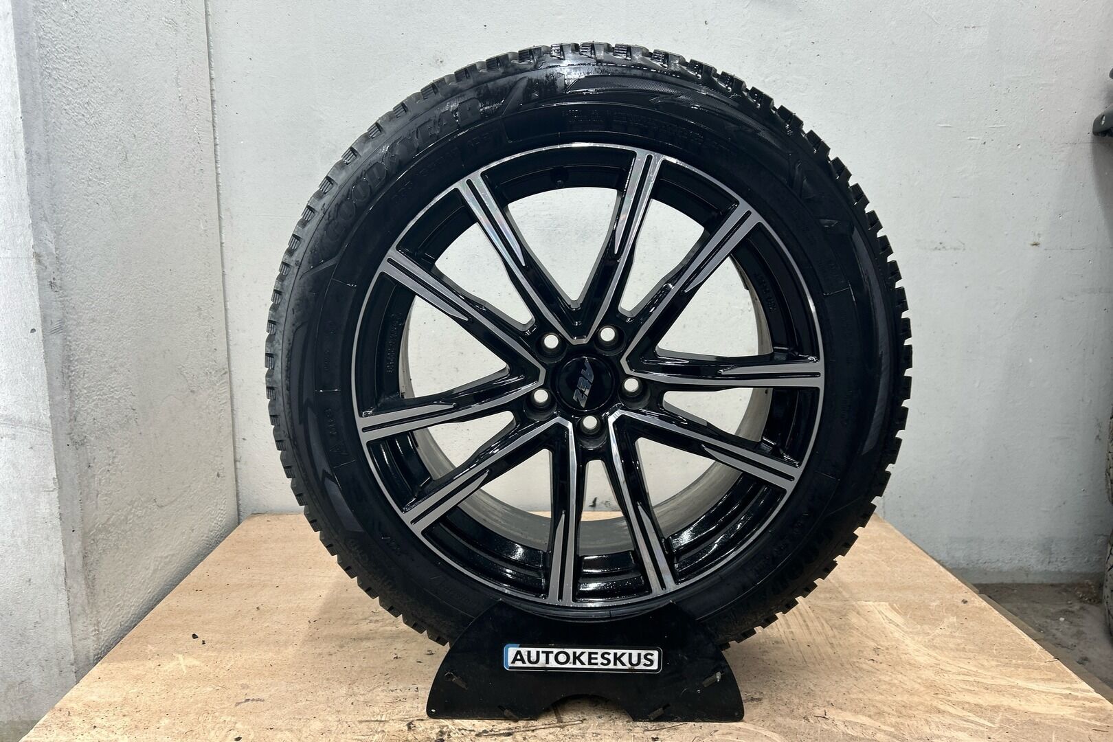 Volvo S90 iso kuva 11