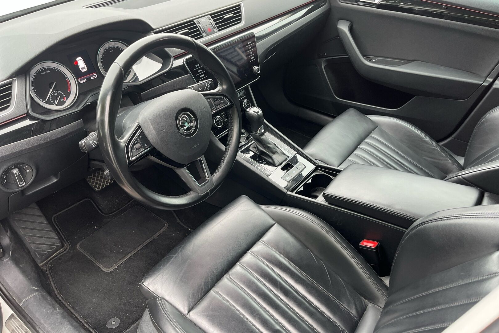 Skoda Superb iso kuva 2